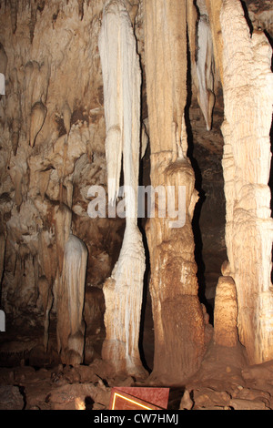 bizarr geformte Stalaktiten und Tropfsteinhöhle Kaskade an Tropfsteinhöhle bei Cheow Lan Lake, Thailand, Phuket, Khao Sok NP Stockfoto