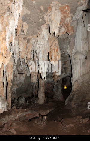 bizarr geformte Stalaktiten und Tropfsteinhöhle Kaskade an Tropfsteinhöhle bei Cheow Lan Lake, Thailand, Phuket, Khao Sok NP Stockfoto