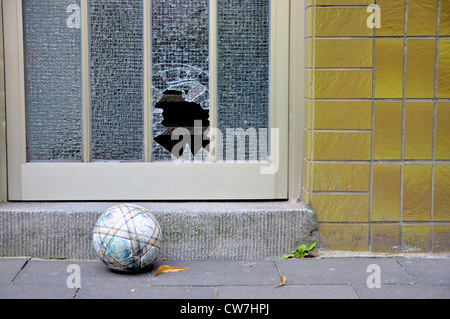 zerbrochenes Glas-Panel mit Fußball, Deutschland Stockfoto