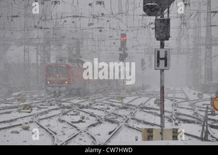 Schneefall am Kölner Hauptbahnhof, Deutschland, Nordrhein-Westfalen, Köln Stockfoto