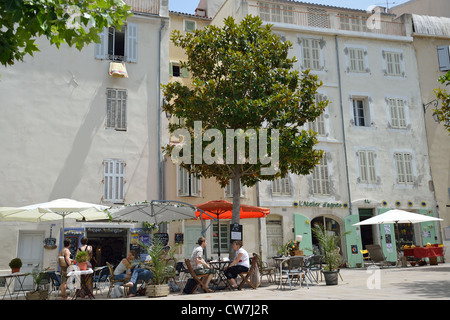 Straßencafés in der Rue de Panier, Panier Altstadt, Marseille, Bouches-du-Rhône, Provence-Alpes-Côte d ' Azur, Frankreich Stockfoto