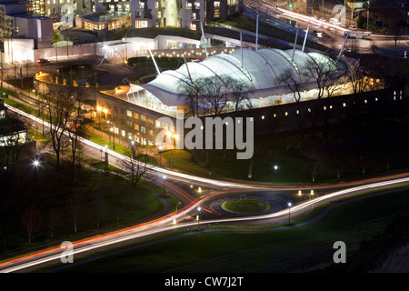 Blick über Dynamic Earth Museum in der Abenddämmerung von Salisbury Crags, Edinburgh, Schottland, Vereinigtes Königreich Stockfoto