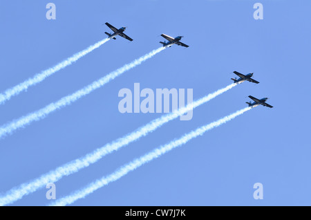 Blades aerobatic Anzeige Mannschaft, Royal Air Force Association im Formationsflug auf der Farnborough International Airshow 2012 Stockfoto