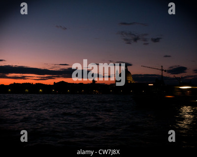 Eine Nachtaufnahme von den Sonnenuntergang über der Skyline und Canal Grande von Venedig Stockfoto