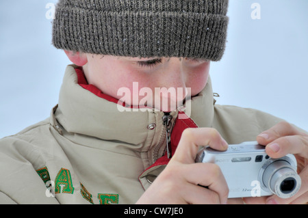 zehn Jahre alter Junge mit Digitalkamera, Deutschland Stockfoto