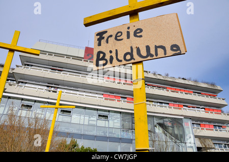 studentischen Protest kreuzt vor der Universität fordern kostenlose Bildung, Deutschland, Baden-Württemberg, Ulm Stockfoto