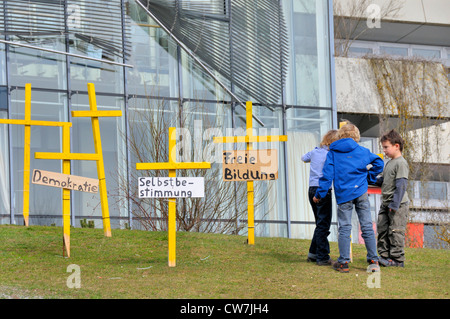 studentischen Protest kreuzt vor der Universität fordern kostenlose Bildung, einer Gruppe von Kleinkindern stehen neben Deutschland, Baden-Württemberg, Ulm Stockfoto