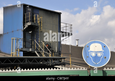 Chemiefabrik mit Schild tragen eine harte Hut und Schutzbrille, Deutschland, Nordrhein-Westfalen, Köln-Rondorf, Köln Stockfoto