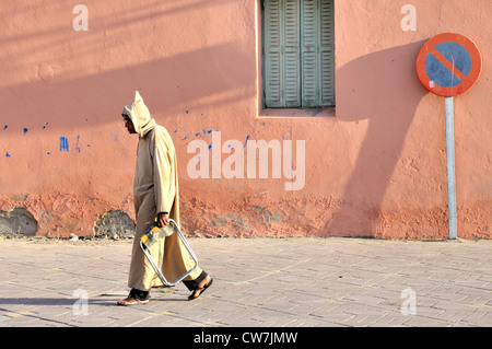 Mann in traditioneller Nonnen, Marokko, Marrakesch Stockfoto