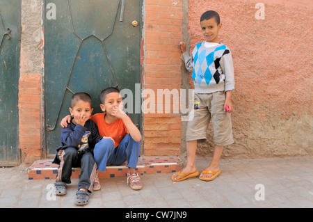 drei Kinder in einem Innenhof, Marokko, Fes Stockfoto