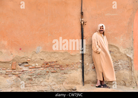 Mann trägt Traditonal Nonnen, Marokko, Marrakesch Stockfoto