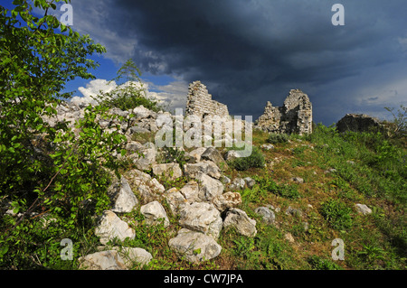 schwarze Wolke über Burg Vrana, Kroatien, Vrana See, Vrana Stockfoto