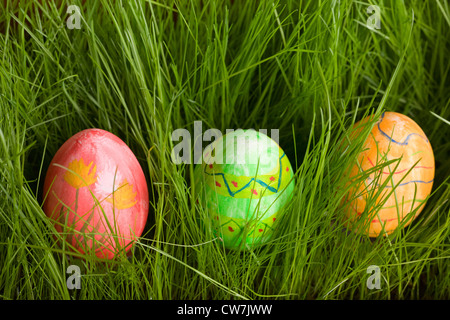 drei Ostereier in frischen grünen Rasen Stockfoto