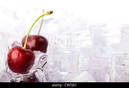 Frische Kirschen mit Eiswürfeln Stockfoto