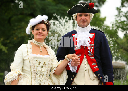 Frau und Mann mit Barock-Kostümen vor einem Brunnen, Deutschland Stockfoto