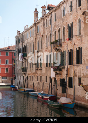 Boote vertäut an der Seite des Kanals in Venedig, Italien Stockfoto