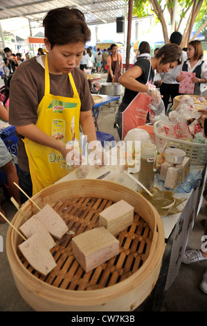 Vietnamesische Wurst auf Stick, Food-Court, Bangkok, thailand Stockfoto