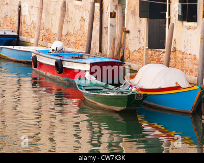 Boote vertäut an der Seite des Kanals in Venedig, Italien Stockfoto