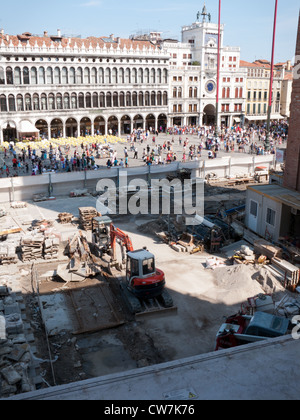 Markusplatz erfährt Flut Verteidigung Reparaturen Venedig, Italien Stockfoto