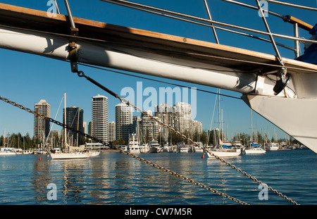 Bogen der Yacht in Marina Mirage mit der Southport Yacht Club und Main Beach Apartment-Türme in Ferne festgemacht. Stockfoto