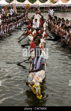 Ruderer von nehru Trophy Snakeboat Race oder Chundan Vallam Rennen in alappuzha Back Waters früher bekannt alleppey, kerala, indien, Schlangenboot Rennen Stockfoto