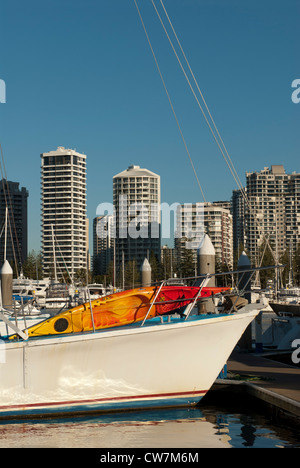 Boote vertäut am Marina Mirage mit der Southport Yacht Club und Main Beach Apartment-Türme in Ferne. Stockfoto