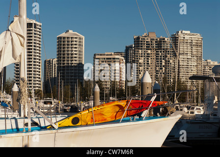Boote vertäut am Marina Mirage mit der Southport Yacht Club und Main Beach Apartment-Türme in Ferne. Stockfoto