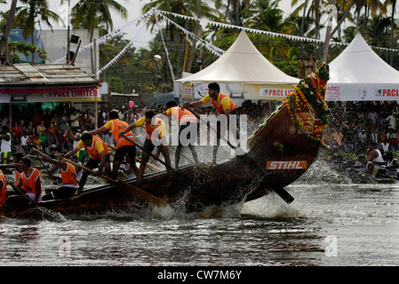 Ruderern aus Nehru Trophäe-Regatta in Alappuzha wieder Wasser früher bekannt als Alleppey, Kerala, Indien Stockfoto