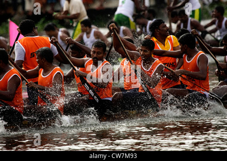 Ruderern aus Nehru Trophäe-Regatta in Alappuzha wieder Wasser früher bekannt als Alleppey, Kerala, Indien Stockfoto