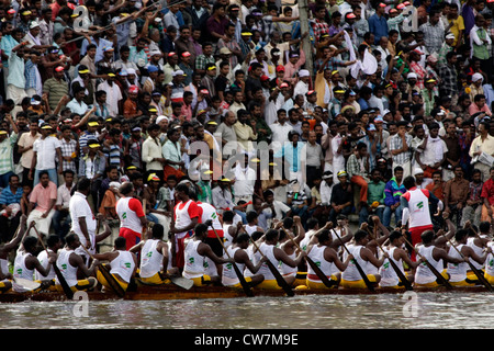 Zuschauer in Galerie von Nehru Trophäe-Schlange-Regatta in Alappuzha, früher bekannt als Alleppy in Kerala, Indien, Asien Stockfoto