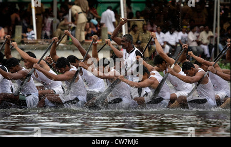 Ruderern aus Nehru Trophäe-Regatta in Alappuzha wieder Wasser früher bekannt als Alleppey, Kerala, Indien Stockfoto