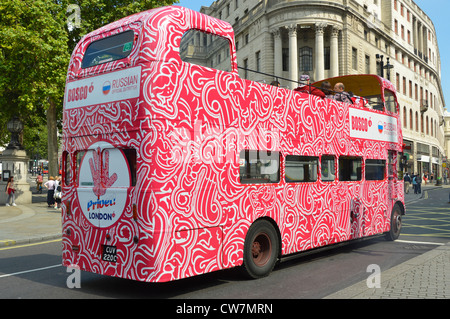 London routemaster Doppeldeckerbus mit offenem Oberdeck, dekoriert in den offiziellen Farben der russischen Olympischen Teams für die Olympischen Spiele 2012 England Großbritannien Stockfoto