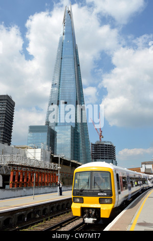 In Arbeit an Shard Wahrzeichen Wolkenkratzer Baustelle im Bau über London Bridge Bahnhof Plattform Southwark England Großbritannien Stockfoto