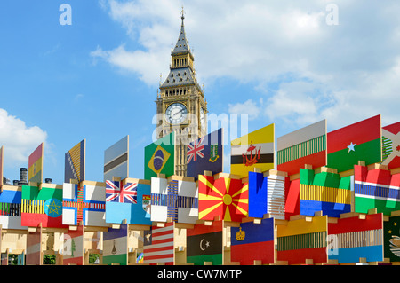 Einige der Olympischen Nationen Flags, die in London 2012 montiert auf Holzplatten mit Big Ben darüber hinaus konkurrieren Stockfoto