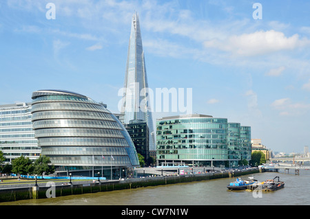 Waterside City Hall & More Büroentwicklung in London mit Potters Fields Park am Ufer der Themse Shard, einem Wahrzeichen des Wolkenkratzers in Southwark London, Großbritannien Stockfoto