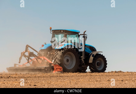Landwirtschaftliche Tätigkeiten, moderne landwirtschaftliche Maschinen im Bereich Stockfoto