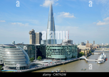 City Hall Guys NHS Hospital & Shard Wahrzeichen Wolkenkratzer Gebäude Blue Sky Day & River HMS Belfast London Stadtbild Urban Skyline Landschaft England Großbritannien Stockfoto