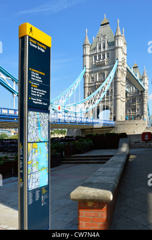 Gut lesbare London Straßenschild neben der Tower Bridge Stockfoto