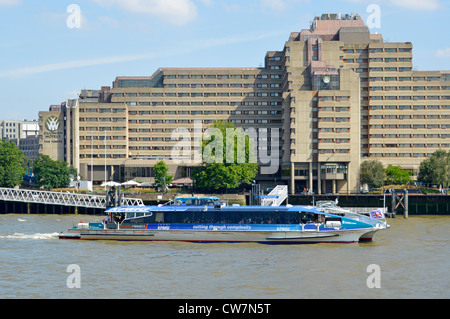 KMPG Sponsoring Werbung auf Thames Clipper Katamaran Flussboot vorbei St Katharine Pier & The Guoman Tower Hotel London England Stockfoto