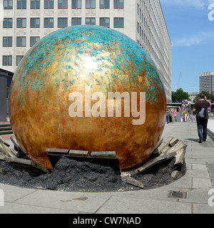 Fantasy-Idee zur Förderung des öffentlichen Interesses und der Begeisterung bei den Olympischen Spielen 2012 durch überdimensionale Aufnahmen wurden Skulpturenlandschaften in South Bank London, England, Großbritannien, auf Asphalt gelegt Stockfoto