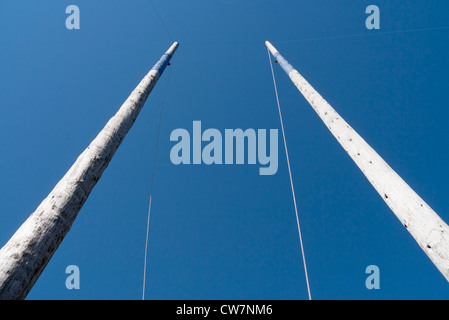 Zwei Pole 100ft (30m) für den Welsh Open Pole Geschwindigkeitsklettern Wettbewerb, Royal Welsh Show 2012 verwendet. Stockfoto