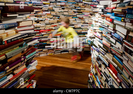 Erstellt von Marcos Saboya und Gualter Pupo, taucht aMAZEme das Publikum in einem Labyrinth von Büchern. Stockfoto