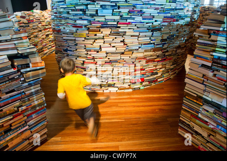 Erstellt von Marcos Saboya und Gualter Pupo, taucht aMAZEme das Publikum in einem Labyrinth von Büchern. Stockfoto