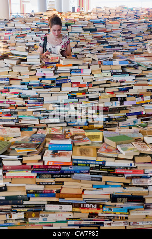 Erstellt von Marcos Saboya und Gualter Pupo, taucht aMAZEme das Publikum in einem Labyrinth von Büchern. Stockfoto