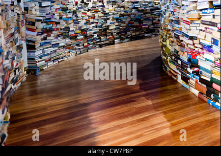 Erstellt von Marcos Saboya und Gualter Pupo, taucht aMAZEme das Publikum in einem Labyrinth von Büchern. Stockfoto