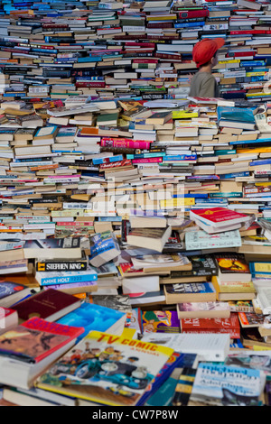 Erstellt von Marcos Saboya und Gualter Pupo, taucht aMAZEme das Publikum in einem Labyrinth von Büchern. Stockfoto