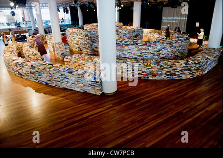 Erstellt von Marcos Saboya und Gualter Pupo, taucht aMAZEme das Publikum in einem Labyrinth von Büchern. Stockfoto