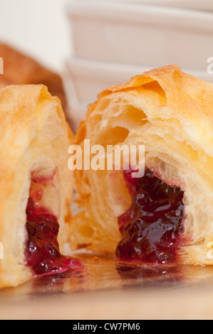 frisch gebackene Croissants französische Brioche gefüllt mit Beeren Marmelade Stockfoto