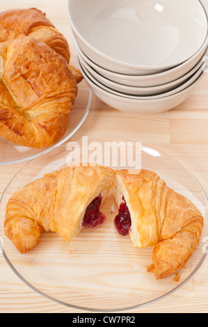 frisch gebackene Croissants französische Brioche gefüllt mit Beeren Marmelade Stockfoto