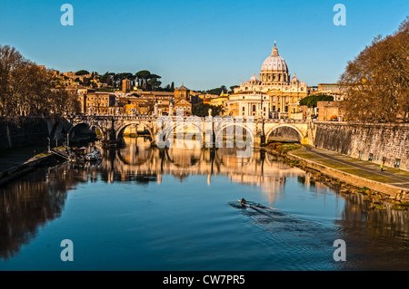 Blick auf die Ponte Vittorio Emanuele II Brücke über den Fluss Holz mit St Peters im Hintergrund Stockfoto